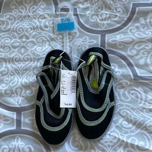 💦 NWT Water Shoes 💦